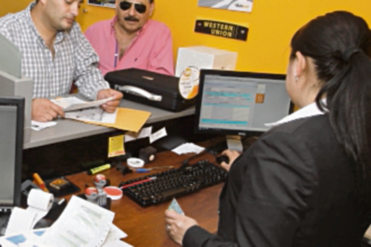 Los bancos del sistema abrirán durante el asueto las agencias ubicadas en centros comerciales, en el horario de los mismos. (Foto Prensa Libre: Oscar Rivas )