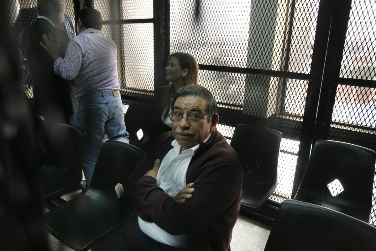 El exministro de Energía y Minas, Edwin Rodas, mientras escucha la resolución del Juzgado Quinto Penal (Foto Prensa Libre: Paulo Raquec). 