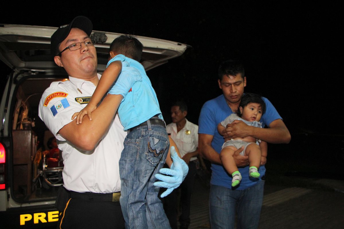 Socorristas trasladan a dos de los cinco heridos en percance en Nuevo San Carlos, Retalhuleu. (Foto Prensa Libre: Rolando Miranda)