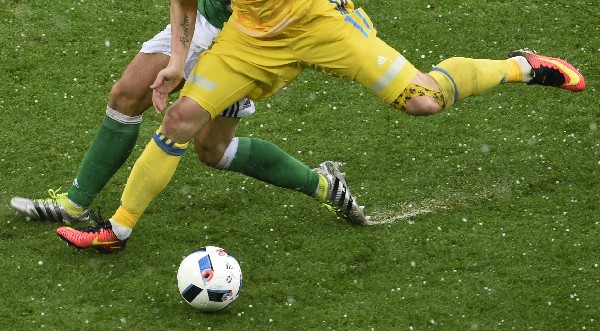 Durante el partido entre Irlanda del Norte y Ucrania llovió con granizo y el juego se debió suspender unos minutos. (Foto Prensa Libre: AFP)
