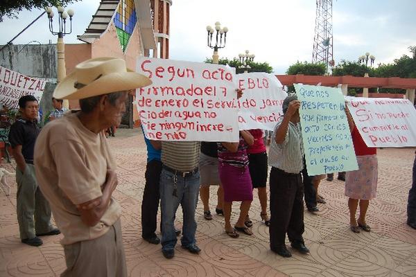 Vecinos protestan en el parque central de El Quetzal, para   rechazar disposición municipal.