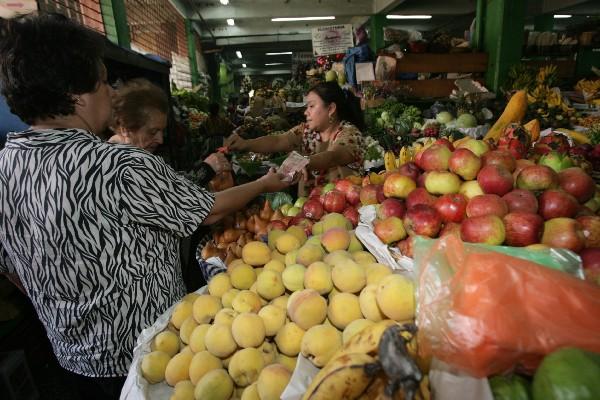 Amas de casa aseguran que los comerciantes han advertido sobre incrementos en enero. (Foto Prensa Libre: Hemeroteca PL)