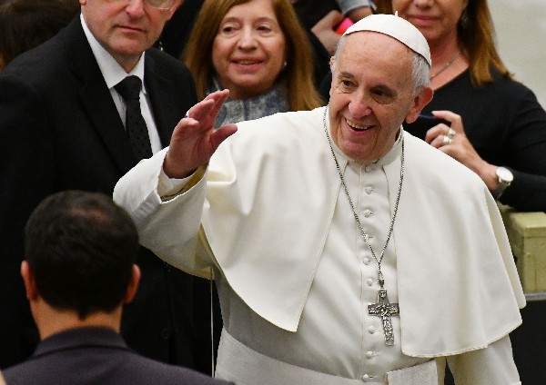 El Papa saluda a la multitud durante su audiencia general semanal. (Foto Pernsa Libre: AFP)