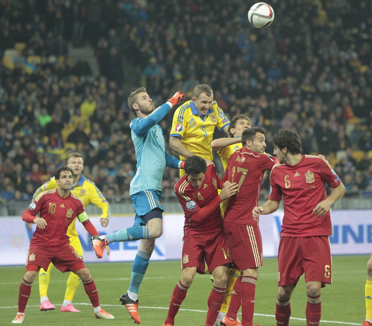 David de Gea en una de sus grandes actuaciones de ayer durante el partido entre la selección de España y Ucrania. (Foto Prensa Libre: AP)