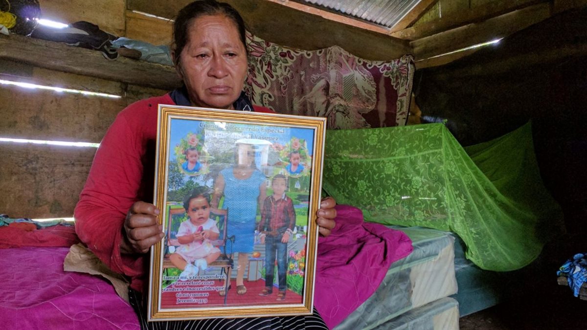 Isabel Vásquez, abuela de Katerine, recuerda con nostalgia a su nieta. (Foto Prensa Libre: Rigoberto Escobar)