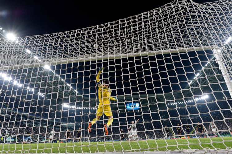Higuaín falló un penalti antes de terminar el primer tiempo. El remate se estrelló en el travesaño.