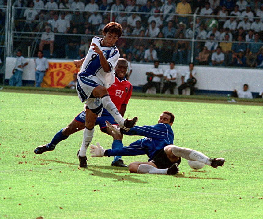 Carlos Ruiz le anota a Costa Rica en un partido disputado en noviembre del 2000. (Foto Prensa Libre: Hemeroteca PL)