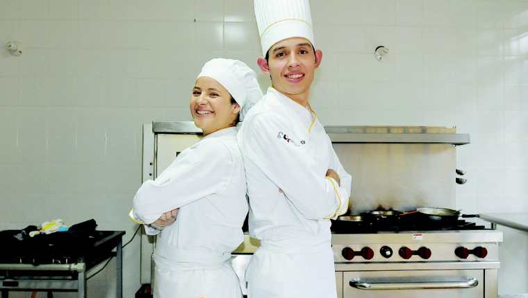 Katherine Escobedo (19), lleva tres años estudiando gastronomía. Mynor Roche (23), se prepara desde hace tres años para ser chef profesional. (Foto Prensa Libre: Ana Lucía Ola).