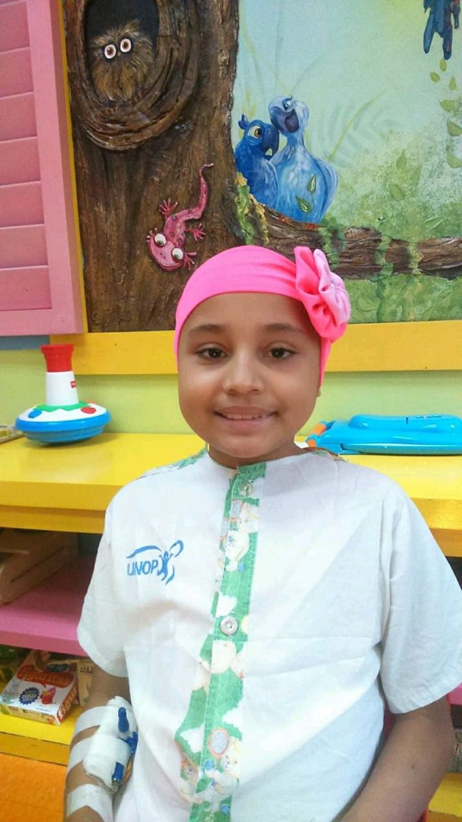 Karen de nueve años, recibe su tratamiento de quimioterapia en las instalaciones de Unop. (Foto Prensa Libre: Cortesía David Espinoza)