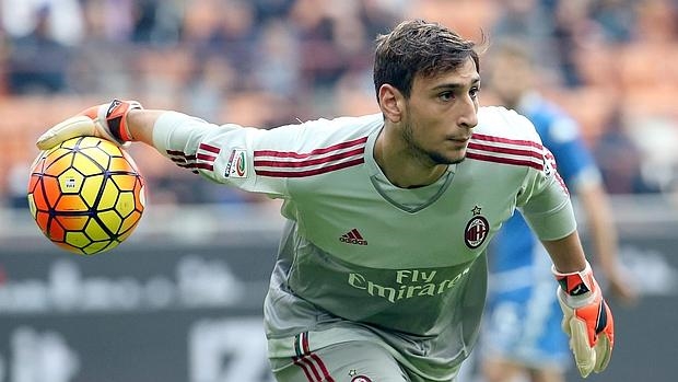 Donnarumma es uno de los porteros más codiciados en el mercado de fichajes. (Foto Prensa Libre: EFE)