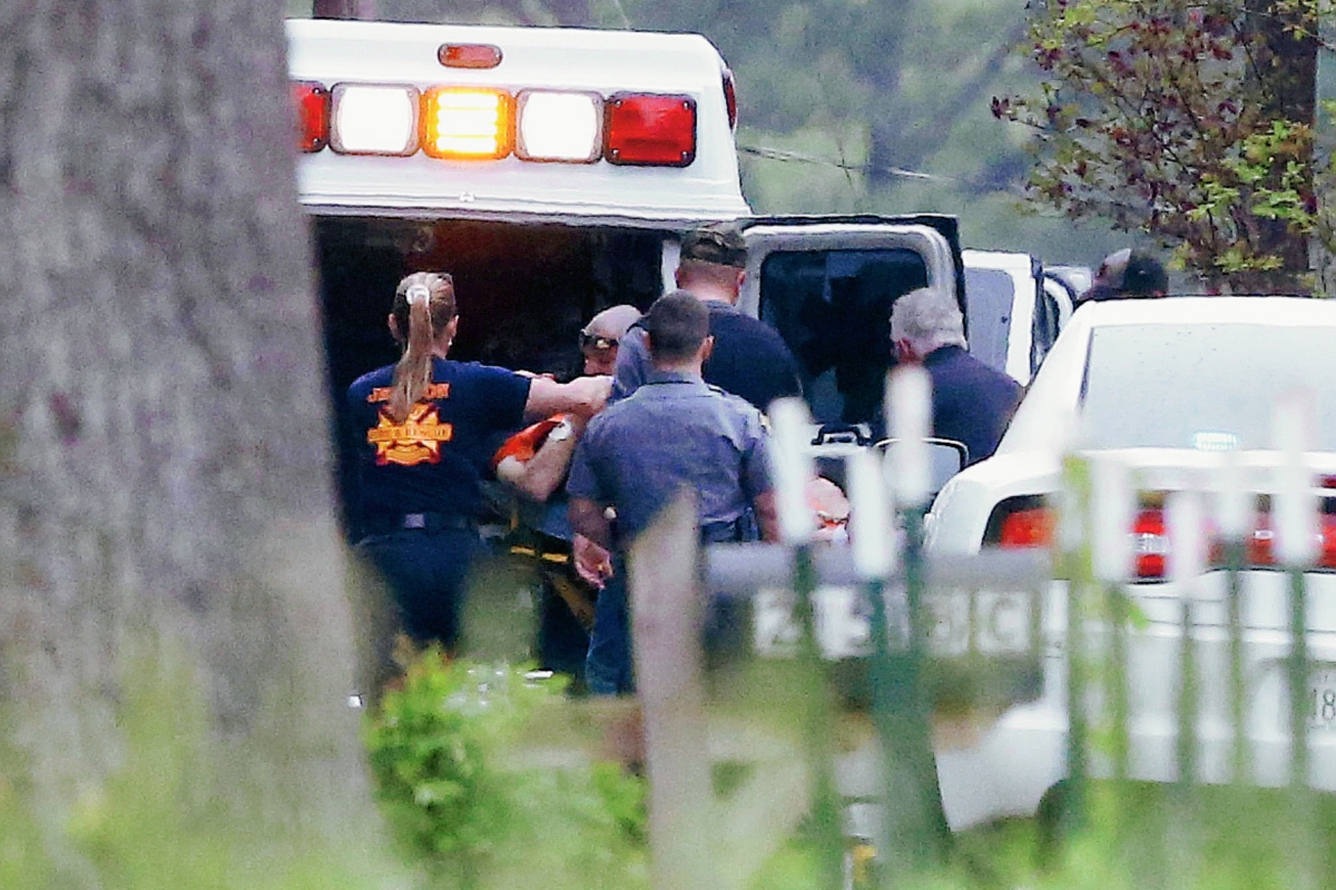 Socorristas trasladan a una persona en una ambulancia, en Jemison, Alabama. (Foto Prensa Libre:AP)