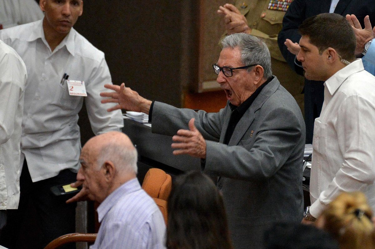 El Primer Secretario del Partido Comunista de Cuba, el ex presidente de Cuba, Raúl Castro, hace un gesto ante el debate sobre el proyecto de nueva Constitución en la Asamblea Nacional del Poder Popular de Cuba. (Foto, Prensa Libre: AFP).