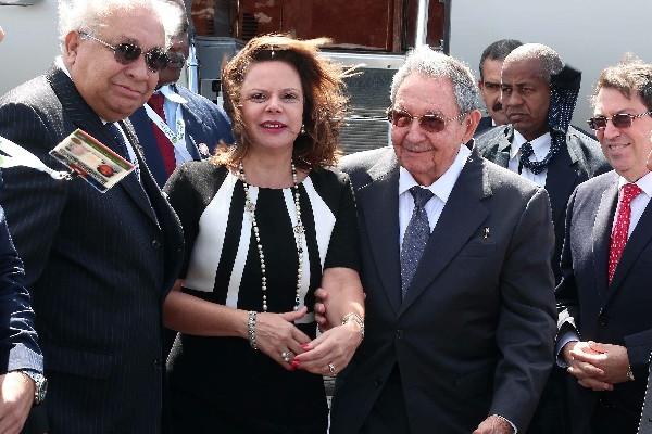 El presidente cubano Raúl Castro a su arribo a Costa Rica, ayer, para participar en la cumbre de estados del Celac que empieza hoy. (Foto Prensa Libre: EFE)