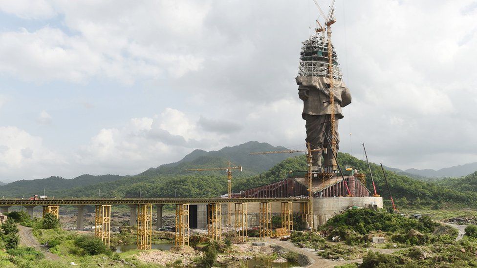 La estatua se está construyendo como tributo a un político nacionalista hindú. AFP
