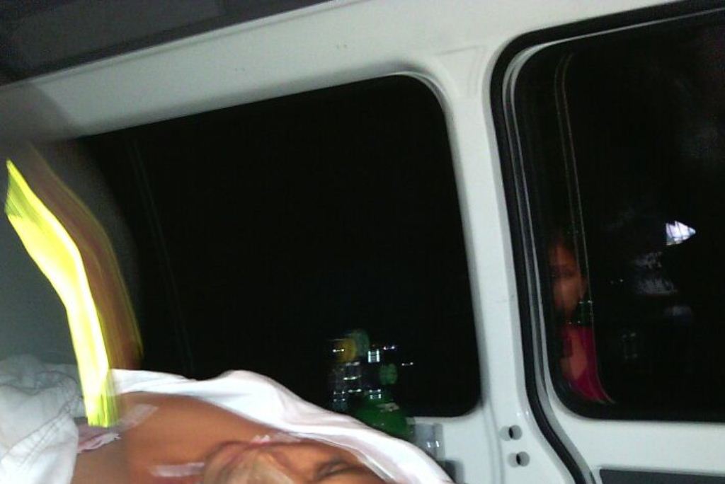 Ambulancia traslada a funcionario edil hacia el Hospital Nacional de Mazatenango. (Foto Prensa Libre).