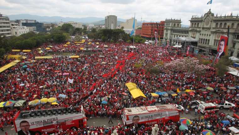 Vista de una concentración del partido Líder en 2015. Esa agrupación convocó a miles de seguidores que al terminar el proceso, prácticamente, desaparecieron.  (Foto Prensa Libre: Hemeroteca PL)