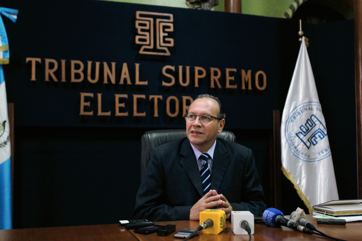 El auditor del TSE Sergio Chinchilla informó sobre el atraso en los informes financieros. (Foto Prensa Libre: Paulo Raquec)