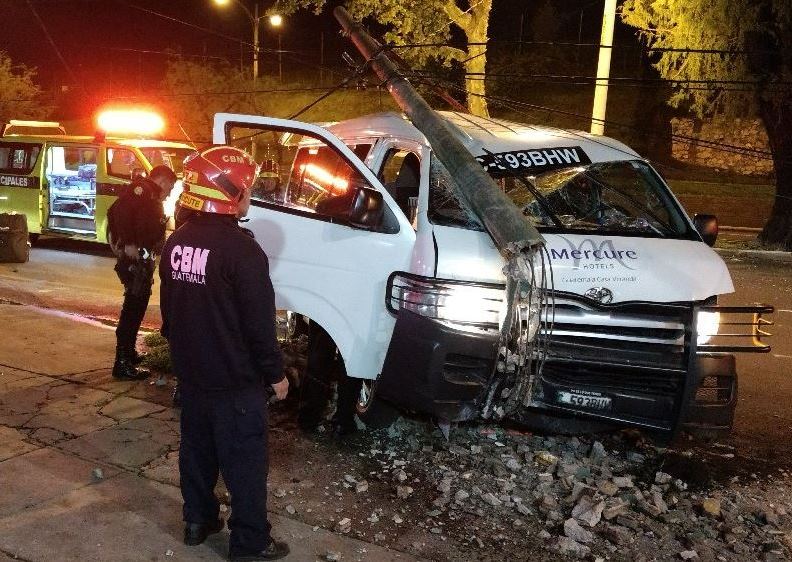 Socorristas atienden a personas que resultaron con golpes leves en accidente de tránsito registrado la madrugada de este viernes en el boulevar Liberación, Zona 9. (Foto Prensa Libre: Bomberos Municipales)