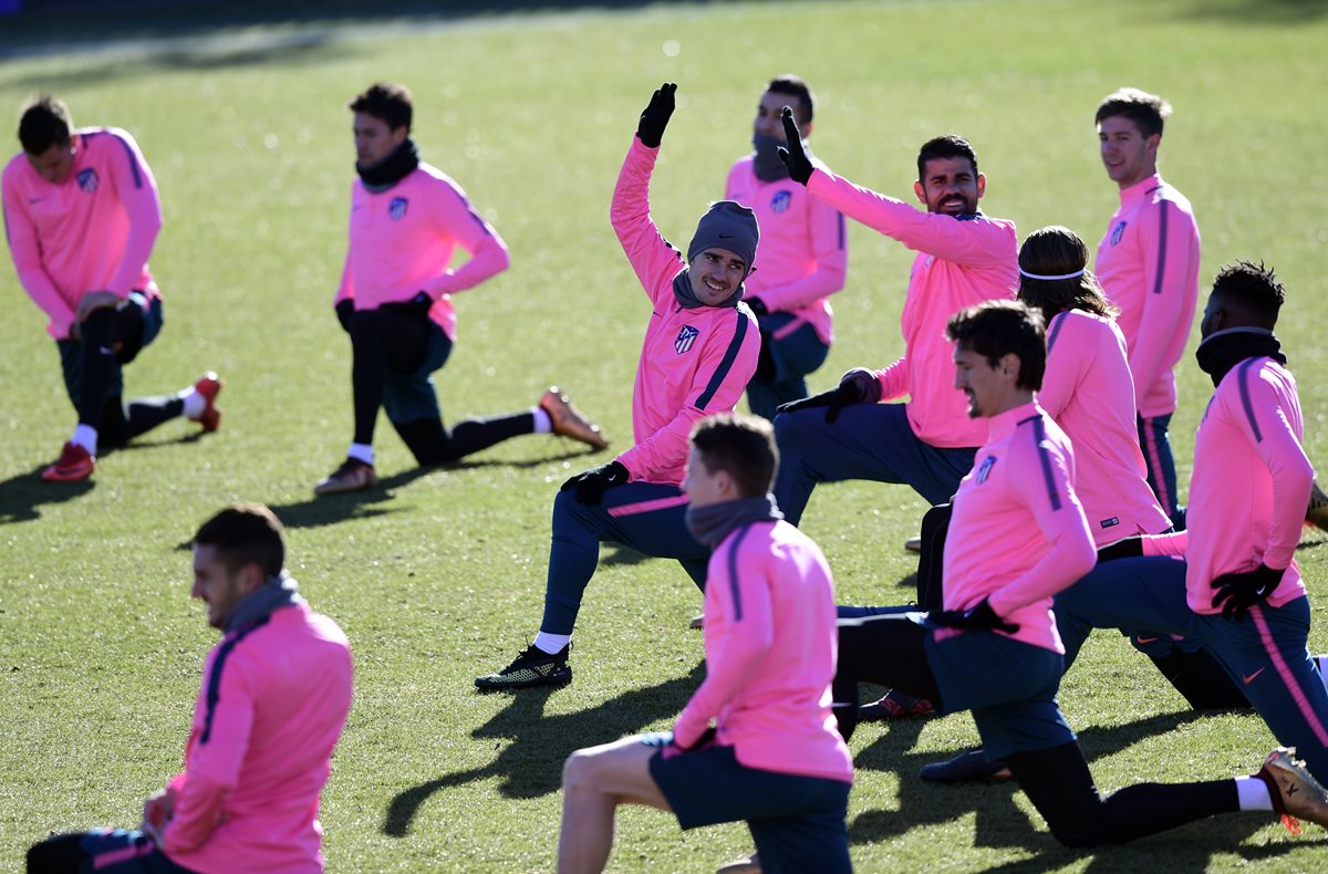 Los jugadores del Atlético de Madrid se preparan para el partido de este martes contra el Chelsea. (Foto Prensa Libre: AFP)