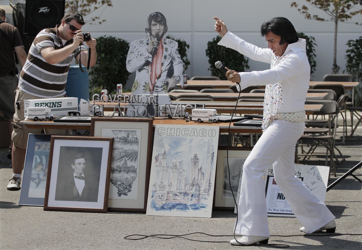Admiradores de Elvis llegan en peregrinaje a su tumba