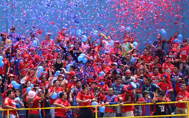 El domingo asistieron más de dos mil personas al estadio del Trébol, para observar el duelo entre rojos y Suchi. (Foto Prensa Libre: Jesús Cuque)
