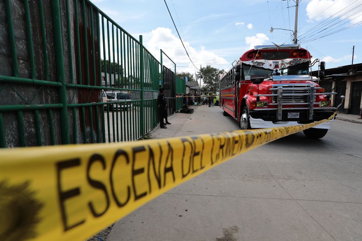 Agentes de la PNC resguardan el autobús en el que murió un hombre en un ataque armado en Chinautla. (Foto Prensa Libre: Álvaro Interiano)