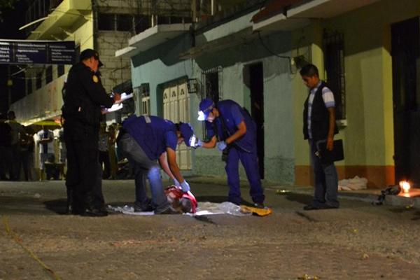 Peritos del Ministerio Público recaban evidencias en sitio del crimen en Sanarate, El Progreso. (Foto Prensa Libre: Hugo Oliva)<br _mce_bogus="1"/>