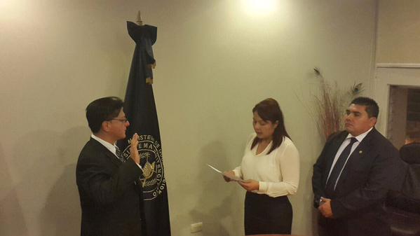 La ministra de Gobernación Eunice Mendizábal juramenta a Alexander Maldonado como director del SP. (Foto Prensa Libre: Mingob)