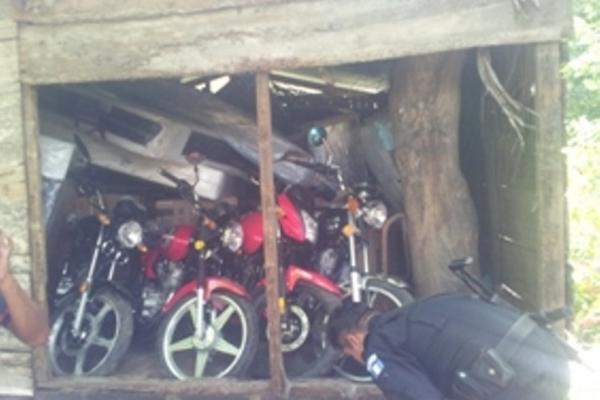Parte de la mercadería localizada durante un allanamiento en aldea de Nueva Concepción, Escuintla. (Foto Prensa Libre: Enrique Paredes)<br _mce_bogus="1"/>