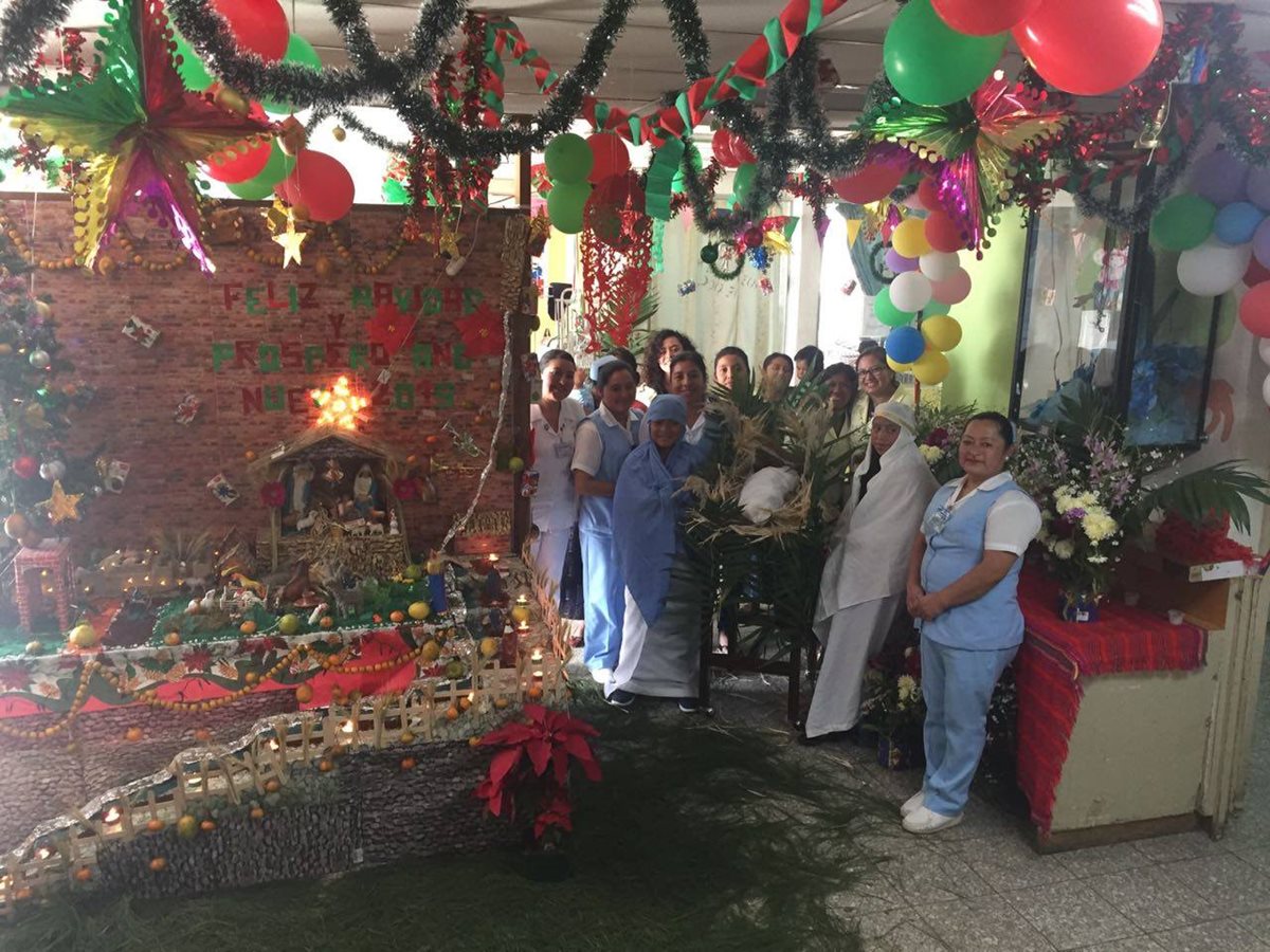 Trabajadores del HRO mantienen las tradiciones de la época navideña