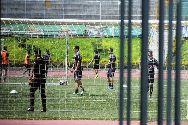 Los cremas entrenaron a puerta cerrada, en la zona 6. (Foto Prensa Libre: Jeniffer Gómez)