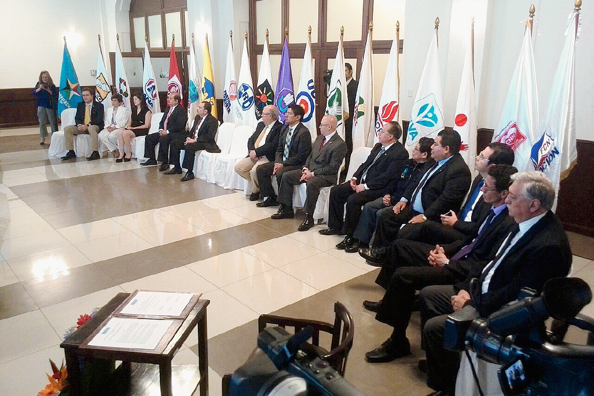 Secretarios generales y representantes de los partidos políticos, con ausencias, durante la firma de un nuevo pacto de no agresión. (Foto Prensa Libre: Paulo Raquec).