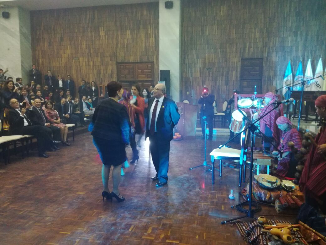 La fiscal Thelma Aldana baila durante una tarde cultural en el Organismo Judicial. (Foto Prensa Libre: Hemeroteca PL).