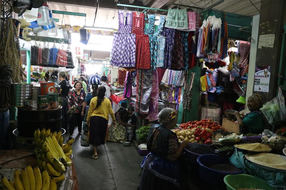 Comerciantes de los mercados de Quetzaltenango exigen inversión de la comuna para mejorar algunas debilidades que los hacen vulnerables a incendios. (Foto Prensa Libre: María José Longo)