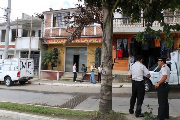 En el interior de un negocio se localizó muerto al dueño, y ahora se busca determinar el móvil del hecho. (FotoPrensa Libre: Eduardo Sam)