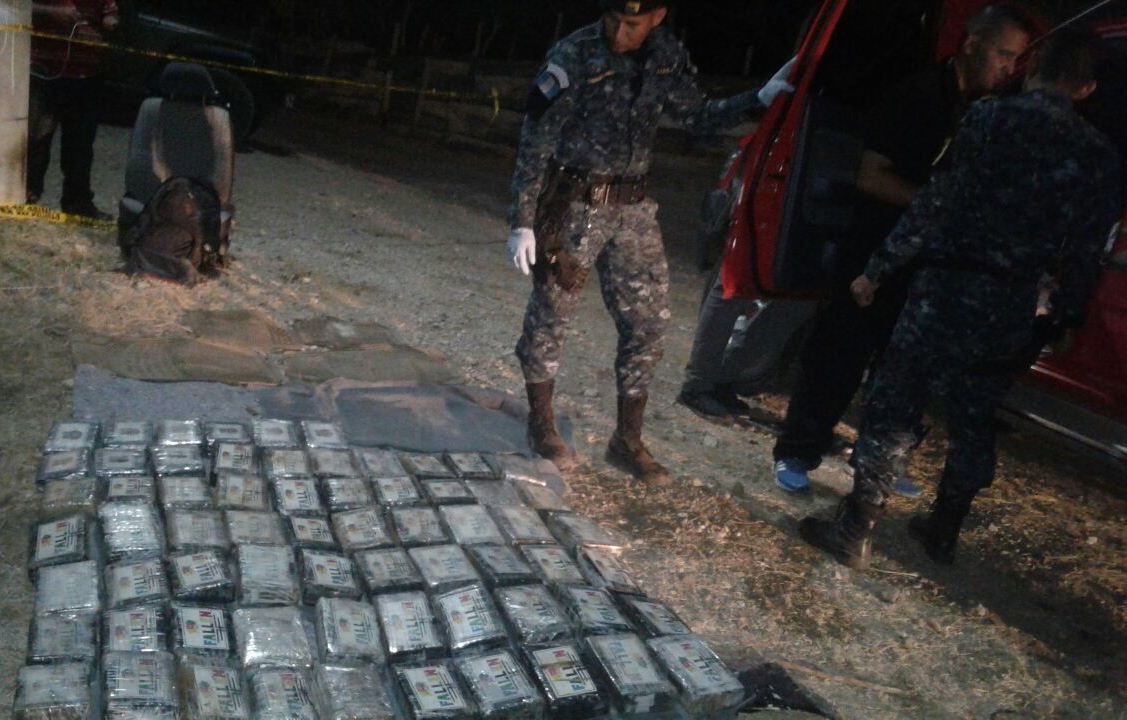 Autoridades durante la diligencia para el conteo de la droga decomisada en Zacapa. (Foto Prensa Libre: @PNCdeGuatemala).