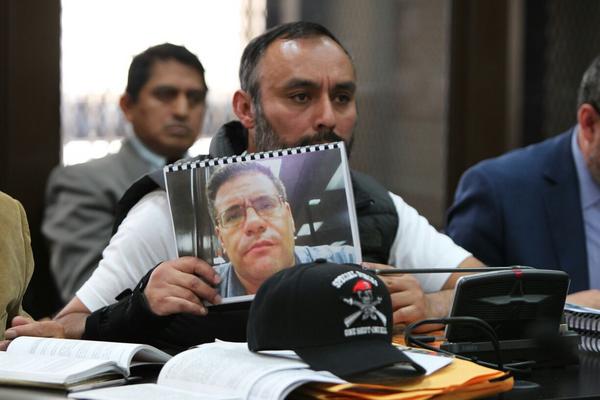 El capitán Byron Lima Oliva denuncia que sufre de abusos dentro de la cárcel del Cuartel de Matamoros. (Foto Prensa Libre: Paulo Raquec)