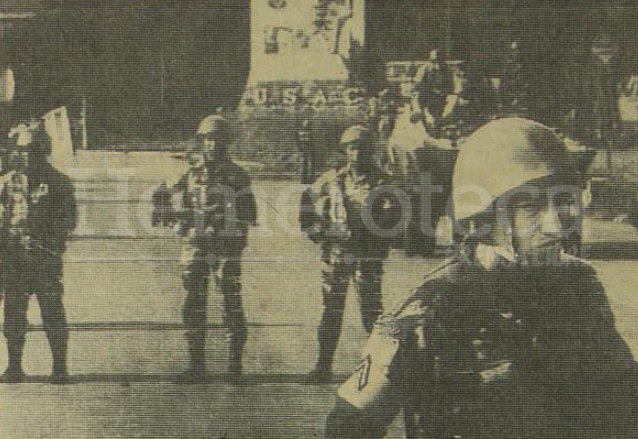 Efectivos militares custodian la entrada principal a la USAC, luego de la ocupación decretada por el gobierno militar en 1985. (Foto: Hemeroteca PL)