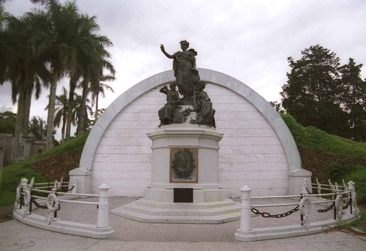 Construcción original del monumento a Justo Rufino Barrios en el Cementerio General. (Prensa Libre: Carlos Ovalle.)