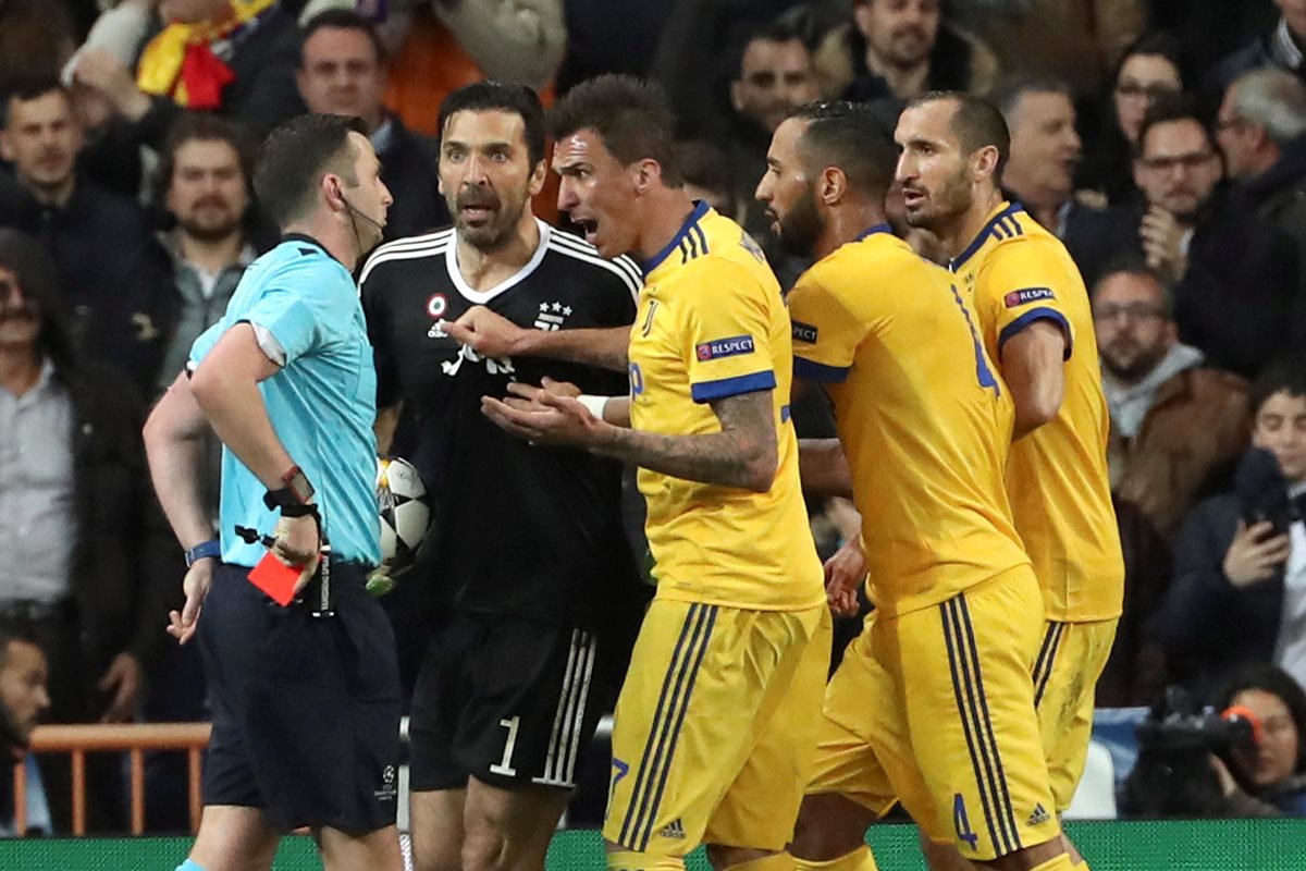 El árbitro Michael Oliver en el momento de expulsar a Buffon. (Foto prensa Libre: AFP)