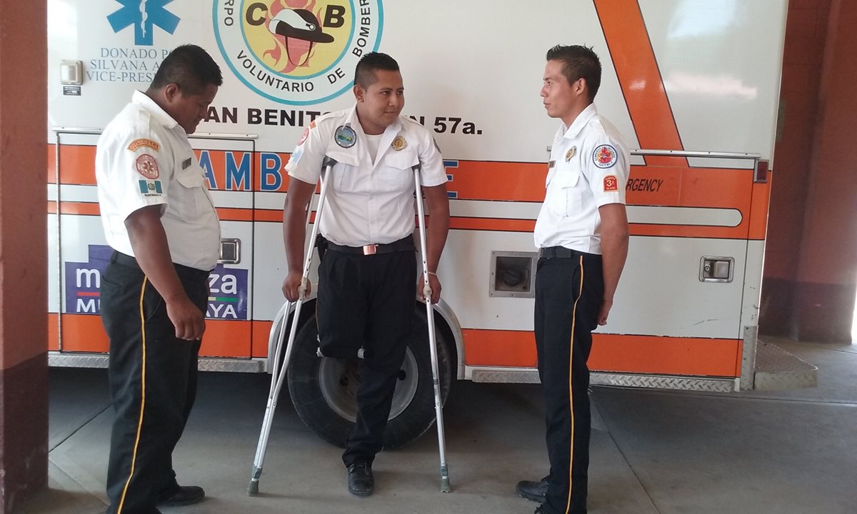 El bombero Esvin Méndez continúa su labor como bombero voluntario en San Benito, Petén, a pesar de haber perdido una pierna. (Foto Prensa Libre: Rigoberto Escobar)