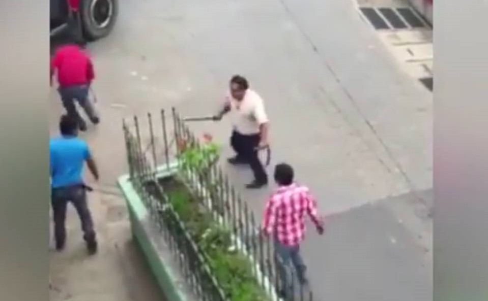 Video grabado muestra el enfrentamiento entre dos ayudantes de autobús en San Lucas Sacatepéquez. (Foto Prensa Libre: Facebook)