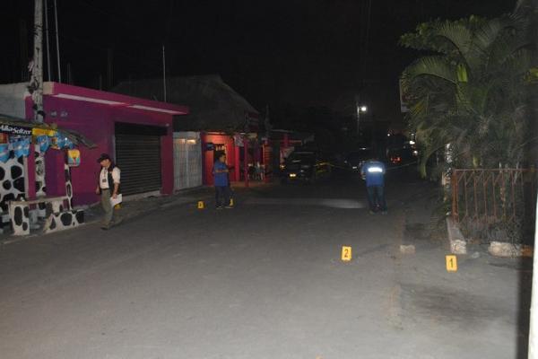 Fiscales del MP examinan lugar del ataque, en Puerto San José, Escuintla. (Foto Enrique Paredes)