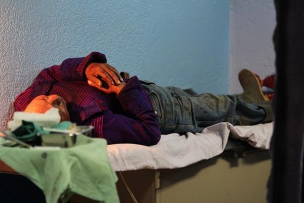 Un hombre  con heridas que recibió en la cabeza, durante un enfrentamiento por tierras, es atendido en el Hospital Regional de  Huehuetenango. (Foto Prensa Libre: Mike Castillo)