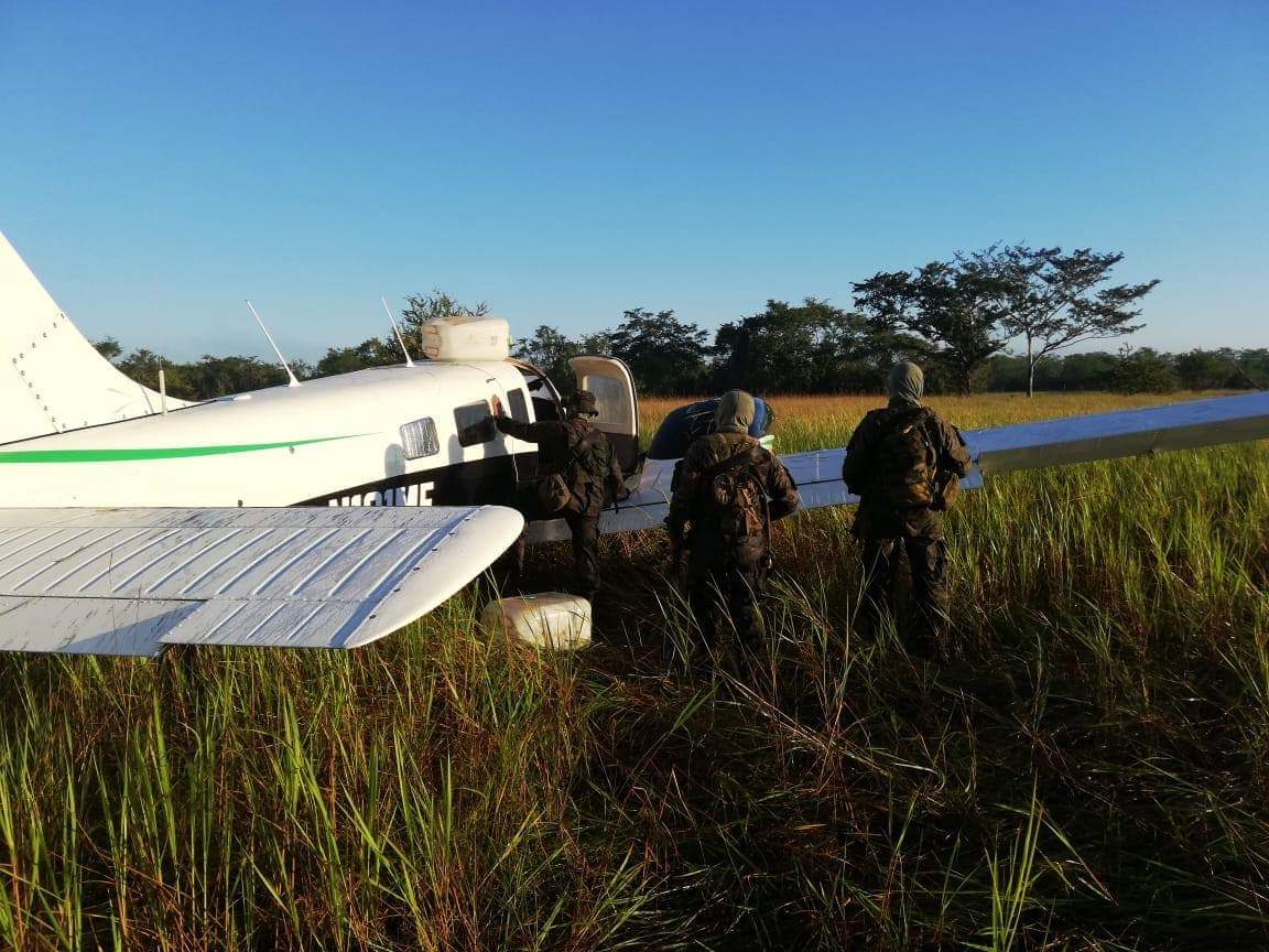 En esta avioneta se presume que transportaban droga en Petén. (Foto Prensa Libre: Cortesía Ejército de Guatemala)