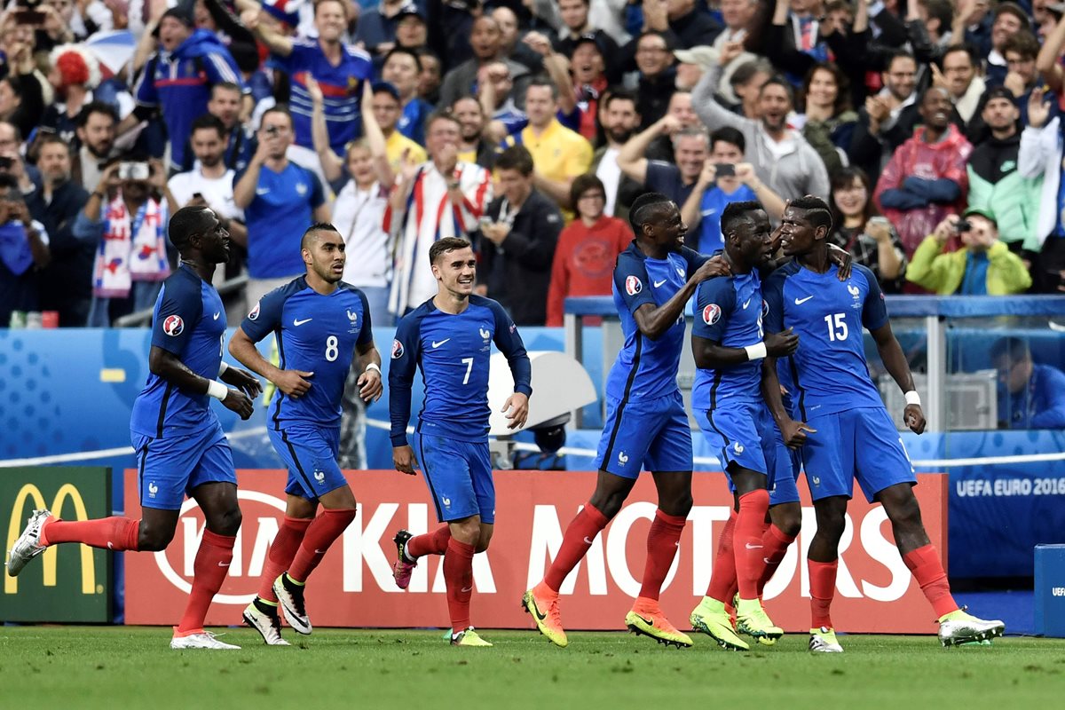 La selección de Francia celebró el pase a semifinales después de golear a Islandia en los cuartos de final. (Foto Prensa Libre: AFP)