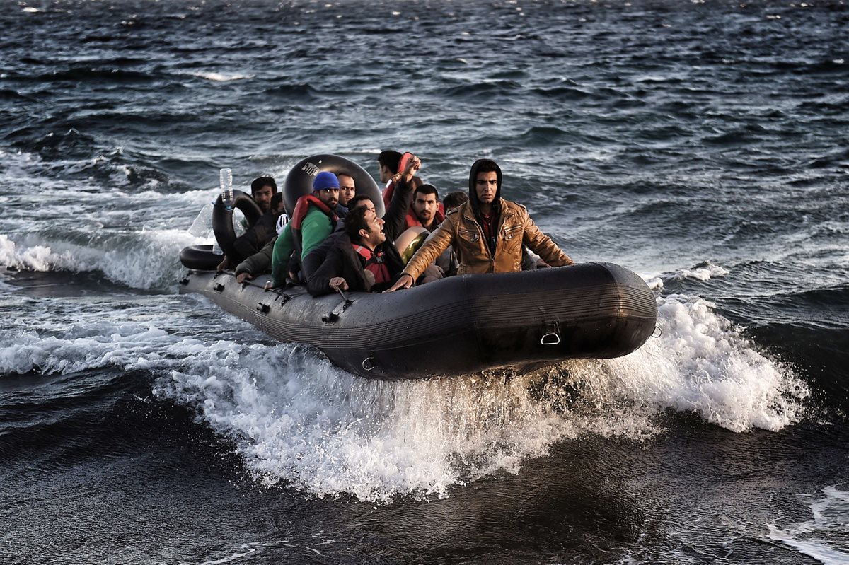 Un grupo de inmigrantes llega a la isla griega de Lesbos, después de la peligrosa travesía. (Foto Prensa Libre: AFP).