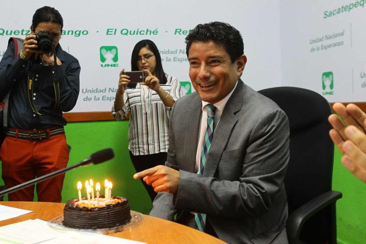 El diputado Carlos Barreda de la UNE fue agasajado con un pastel previo a citación con gabinete económico. (Foto Prensa Libre: Urías Gamarro)