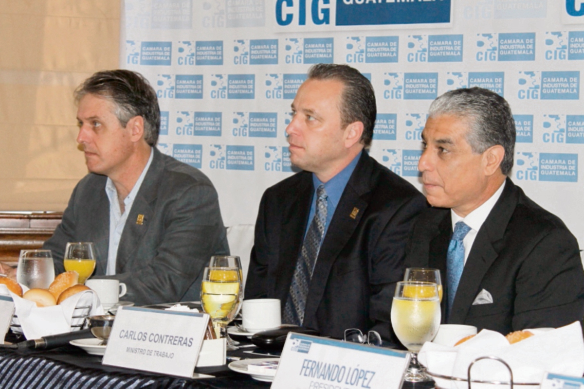 El ministro de Trabajo, Carlos Contreras —Izq.—, junto a directivos de la CIG, durante actividad informativa a socios.