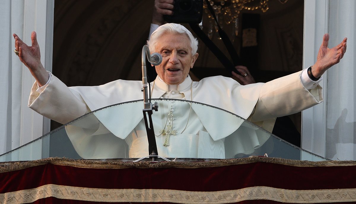 El Papa Benedicto XVI da su último mensaje en el balcón del Palacio de Castel Gandolfo el 28 de febrero de 2013. (Foto: AP)